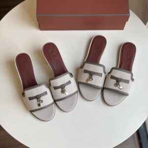 ¥350平跟 ¥360中跟 yicheng-660420091 吊坠拖鞋 35-41码